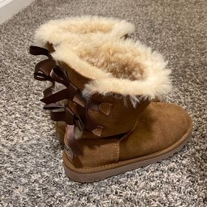 UGG Women Bailey Bow II Chestnut size 4